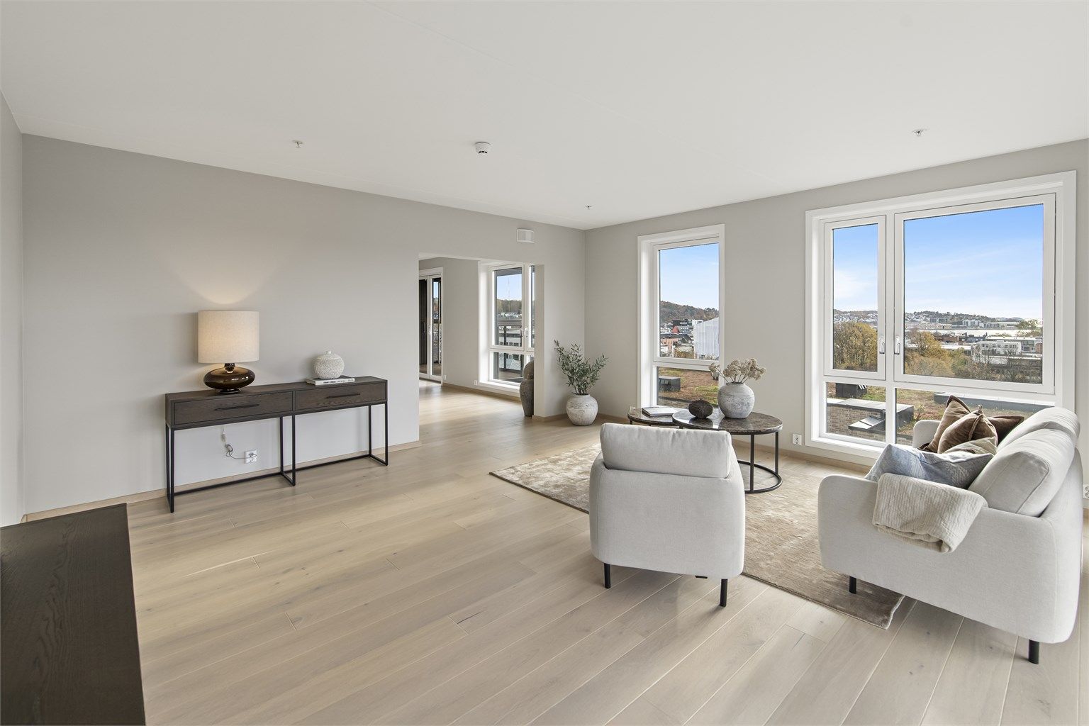 Leiligheten har aldri vært bebodd, og fremstår derfor som helt ny. Her møtes du av store vindusflater som slipper inn rikelig med naturlig lys og gir en luftig og åpen atmosfære.