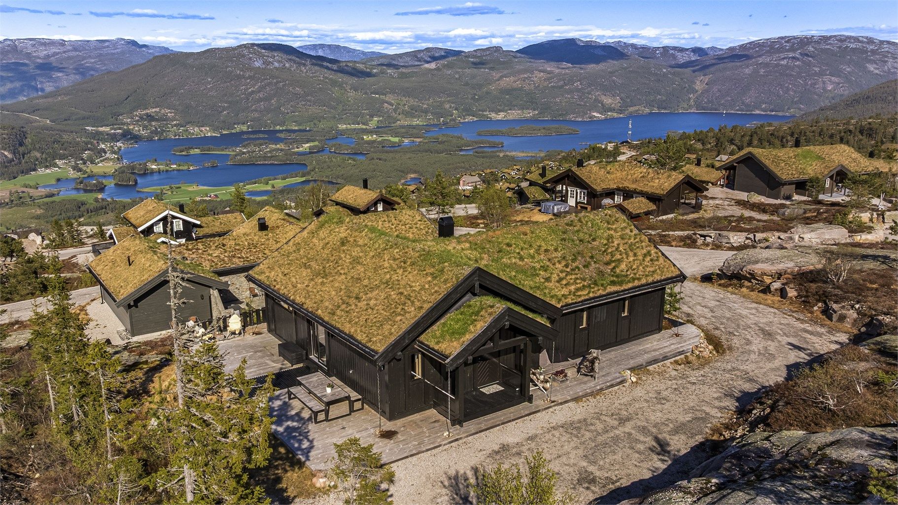 En oversikt som viser hyttas usjenerte beliggenhet i terrenget.