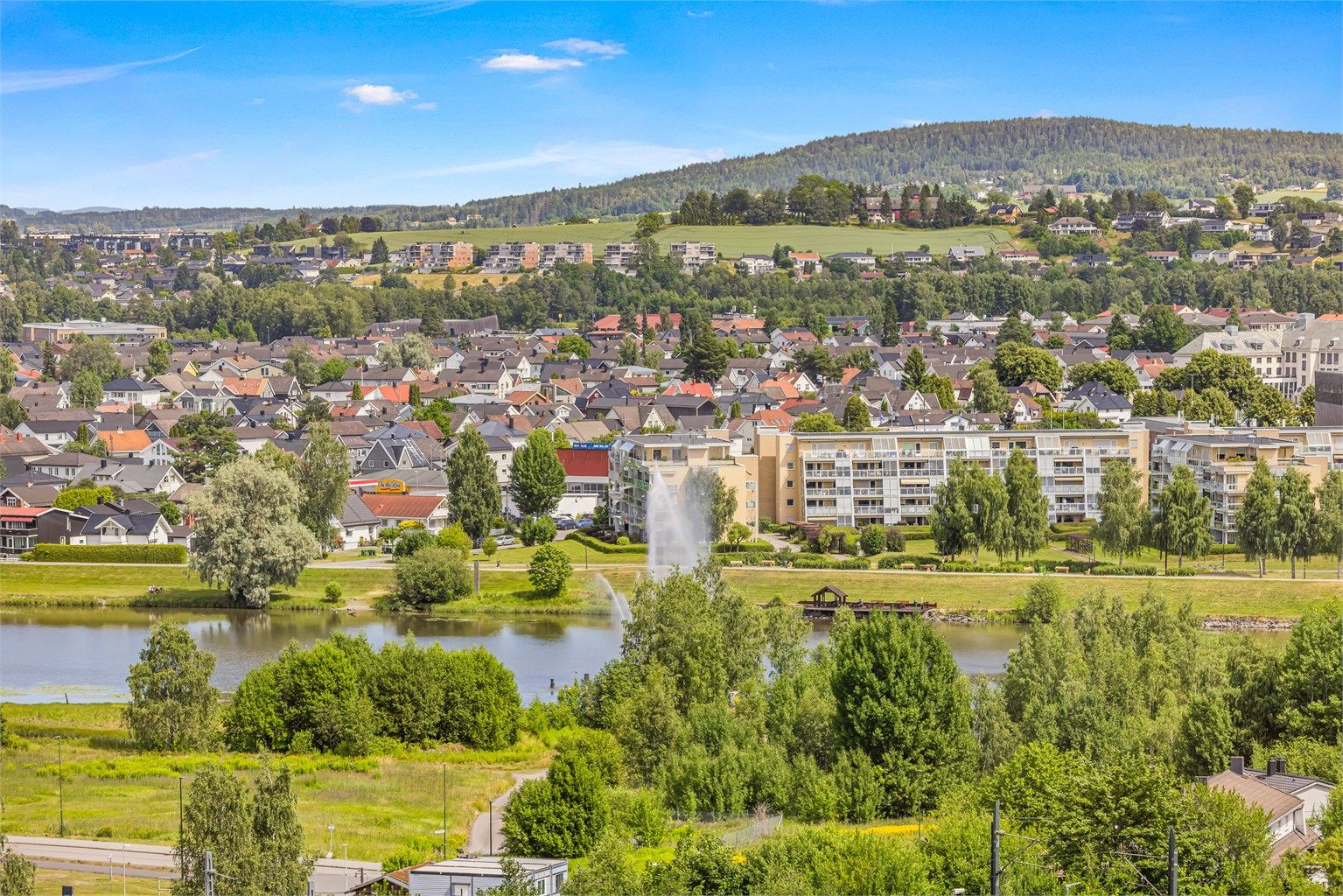 Nærhet til skoler og barnehager, som Sagdalen barneskole og Strømmen barnehage.