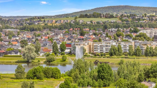 Nærhet til skoler og barnehager, som Sagdalen barneskole og Strømmen barnehage.