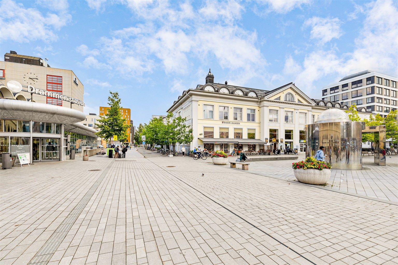 Svært sentralt på Strømsø, med Drammen stasjon rett ved. 