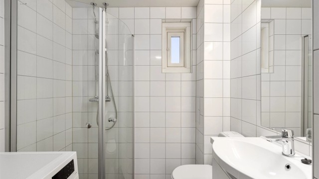 Badet ble oppgradert i regi av borettslaget i 2009–2011 og har opplegg for vaskemaskin.