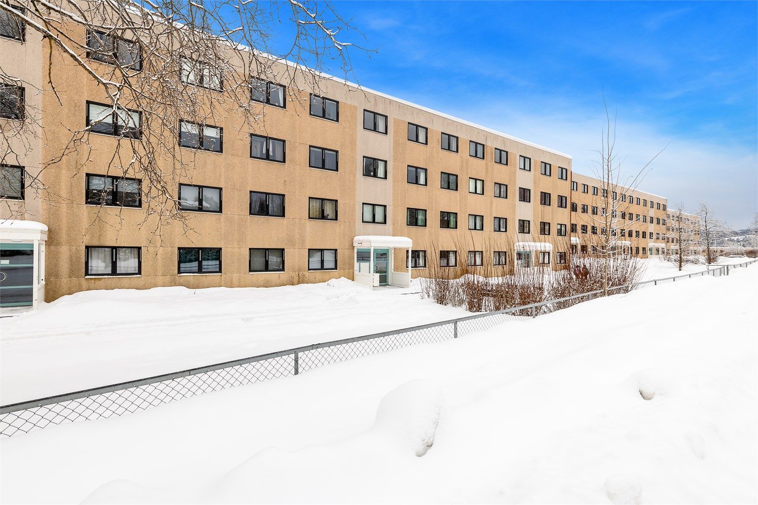 Adkomst til leiligheten skjer via felles trappeoppgang hvor renhold er inkludert.