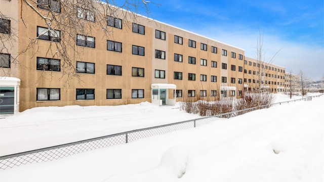 Adkomst til leiligheten skjer via felles trappeoppgang hvor renhold er inkludert.