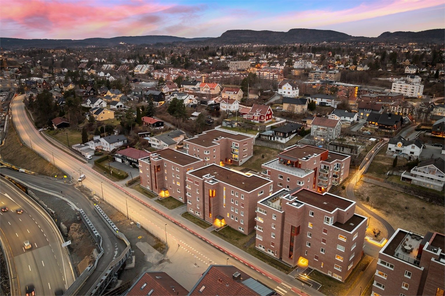 Godt tilbud på offentlig kommunikasjon med både tog og busstilbud kun et par minutters gange fra boligen