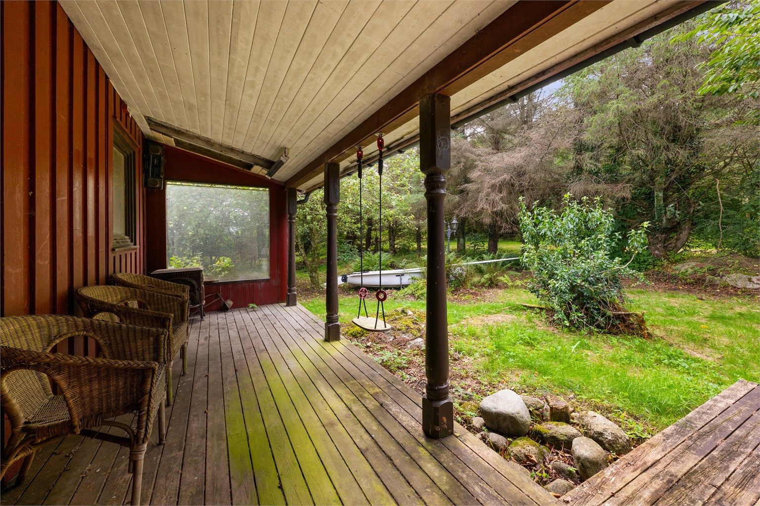 Overbygd terrasse med inngangsparti mot vest. Enkel standard. 
