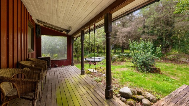 Overbygd terrasse med inngangsparti mot vest. Enkel standard.