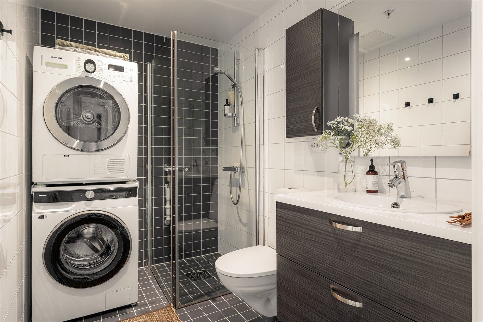 Flislagt bad med elektrisk gulvvarme for økt komfort. Det er opplegg for vaskemaskin og tørketrommel.