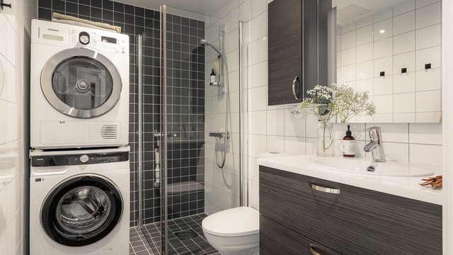 Flislagt bad med elektrisk gulvvarme for økt komfort. Det er opplegg for vaskemaskin og tørketrommel.