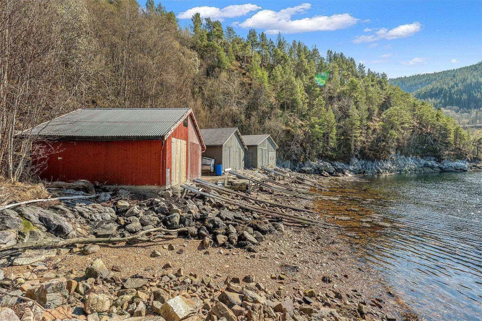 Langs strandlinjen ved Vestre Buvika finner du et naust tilhørende hytta gode muligheter for sjøliv og båtliv. Naustet er ikke byggemeldt, og det foreligger ikke tegninger. Kjøper overtar alt ansvar, eventuell kostnad og risiko forbundet med dette. 