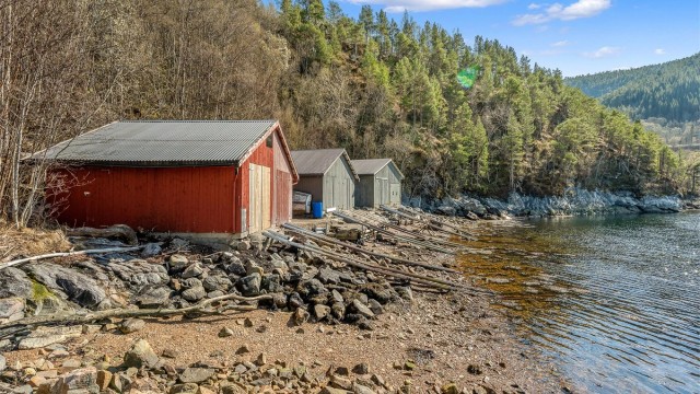 Langs strandlinjen ved Vestre Buvika finner du et naust tilhørende hytta gode muligheter for sjøliv og båtliv. Naustet er ikke byggemeldt, og det foreligger ikke tegninger. Kjøper overtar alt ansvar, eventuell kostnad og risiko forbundet med dette.