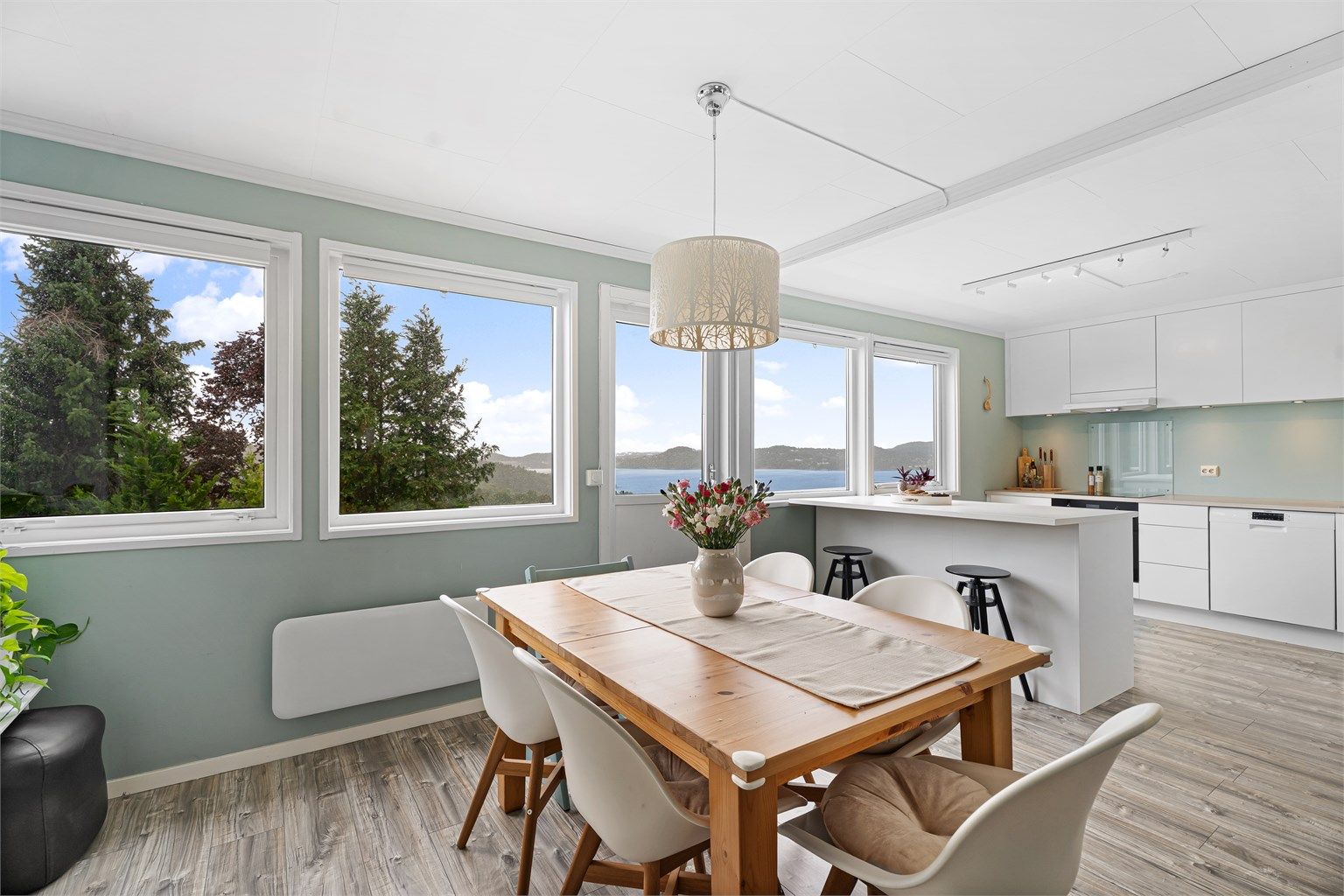 Krogsveen v/Azra Hadzic har gleden av å presentere Morkelstien 12A - en innholdsrik tomannsbolig med tre ulike solrike uteplasser, garasje i rekke og barnevennlig beliggenhet. 