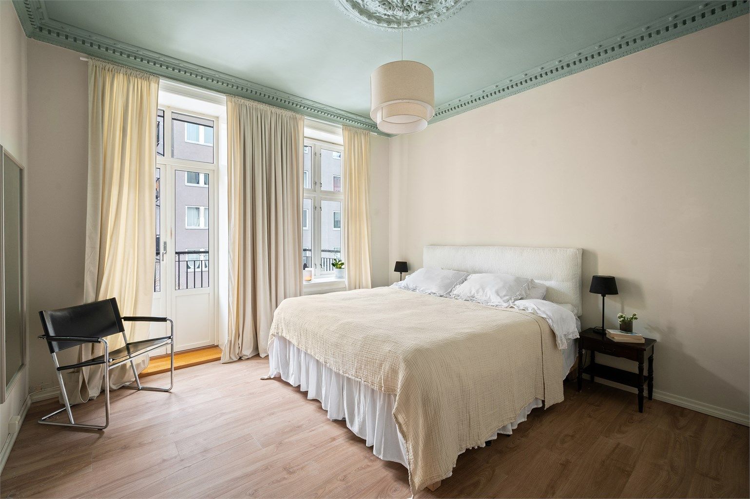 Hovedsoverommet er av god størrelse med plass til dobbeltseng, garderobeskap og øvrig møblement.