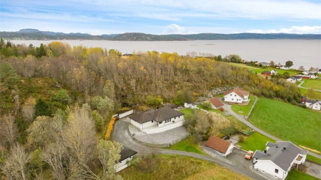 Enebolig på stor og velstelt tomt med beliggenhet like ved fjorden.