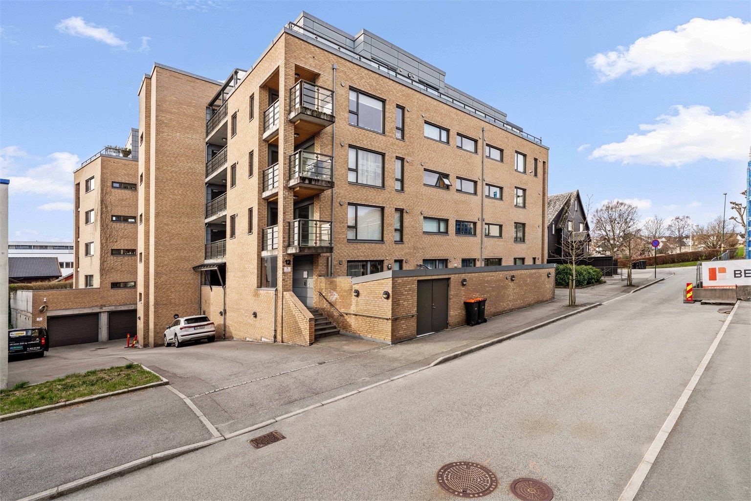 Leilighetsbygget er fra 2007 og ligger i et etablert og rolig område i Hillevåg.