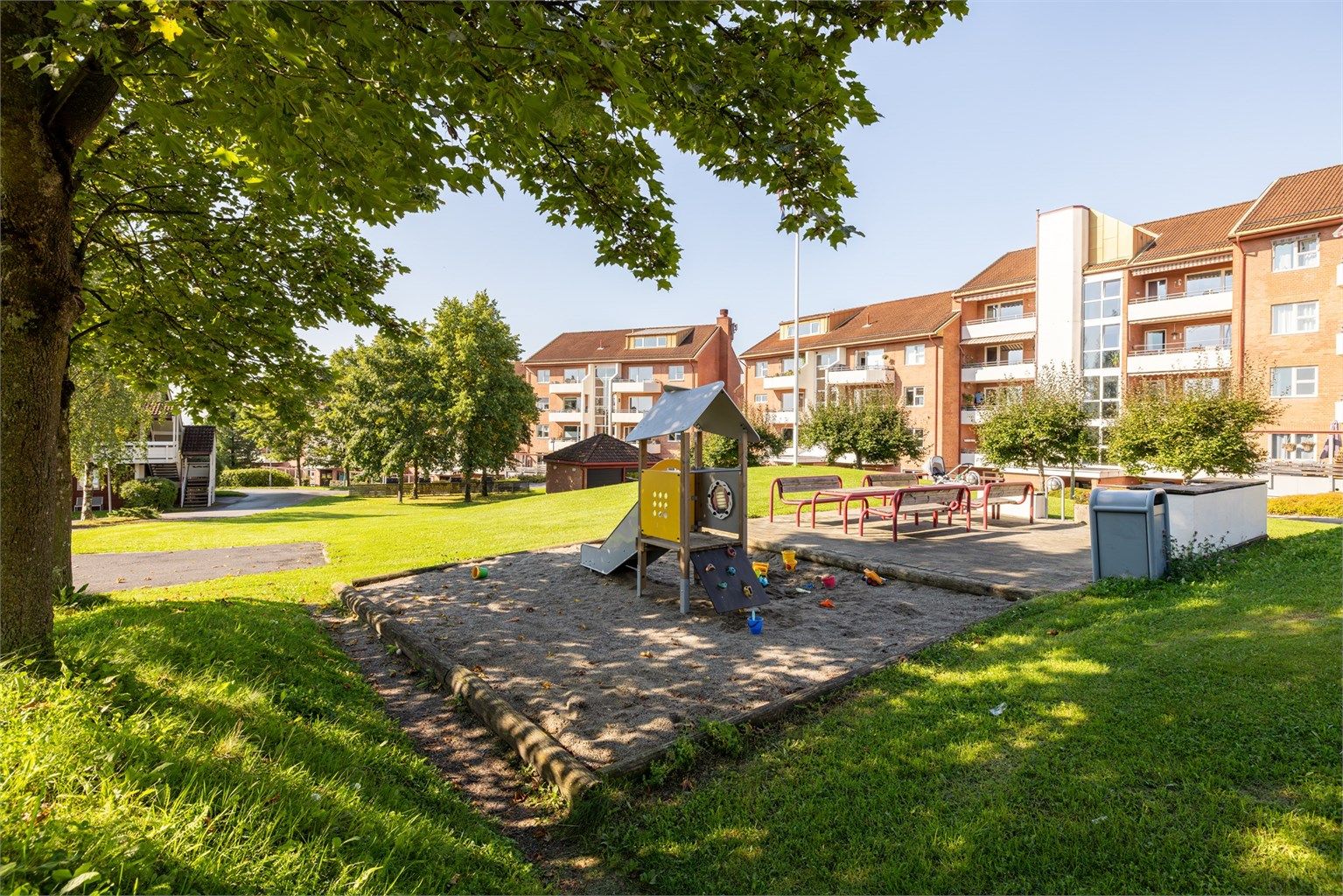 Her ligger alt til rette for at både store og små vil kunne trives. (Bilde sommerstid fra fellesområdet)