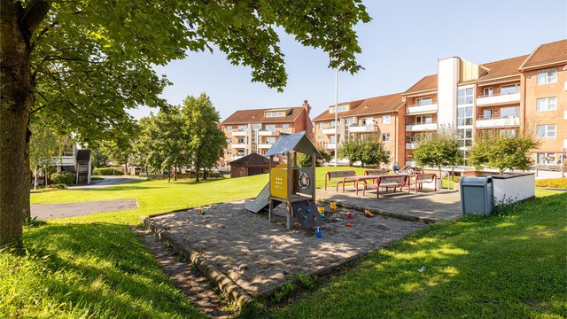 Her ligger alt til rette for at både store og små vil kunne trives. (Bilde sommerstid fra fellesområdet)