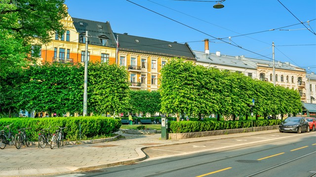 Det er også lett å komme seg til andre steder i byen, med t-bane, trikk, buss og flybuss rundt hjørnet.