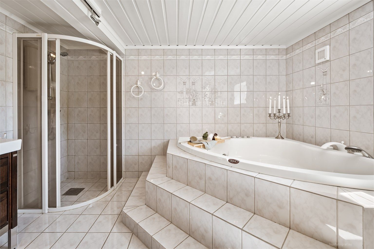 I tillegg til dusjhjørne har badet et innfliset hjørneboblekar for ekstra velvære. Rommet er ikke byggemeldt.