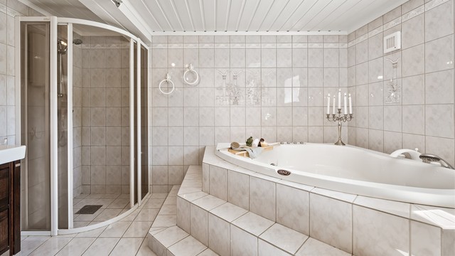 I tillegg til dusjhjørne har badet et innfliset hjørneboblekar for ekstra velvære. Rommet er ikke byggemeldt.