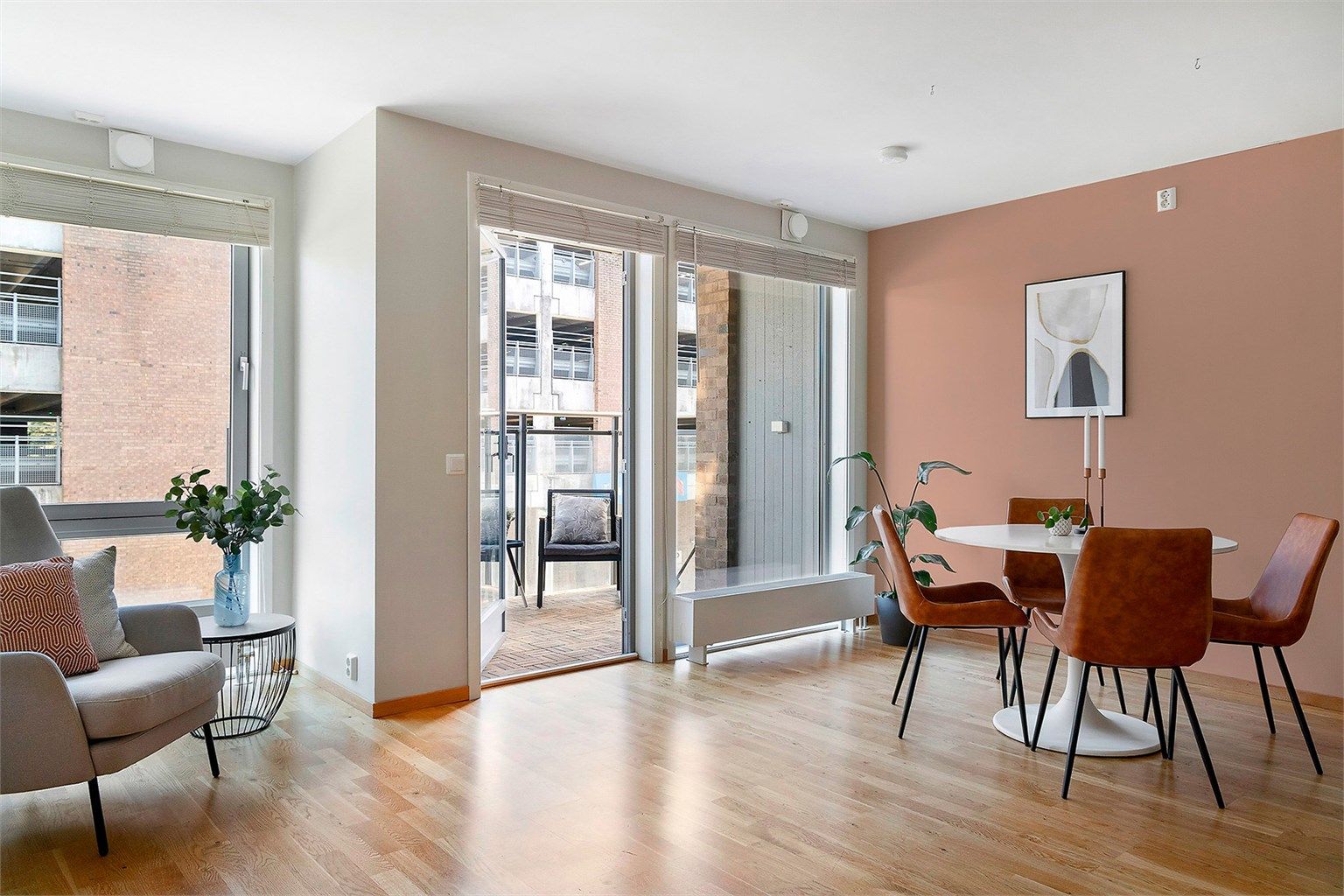 Gjennomgående leilighet med god planløsning, beliggende i 2. etasje.