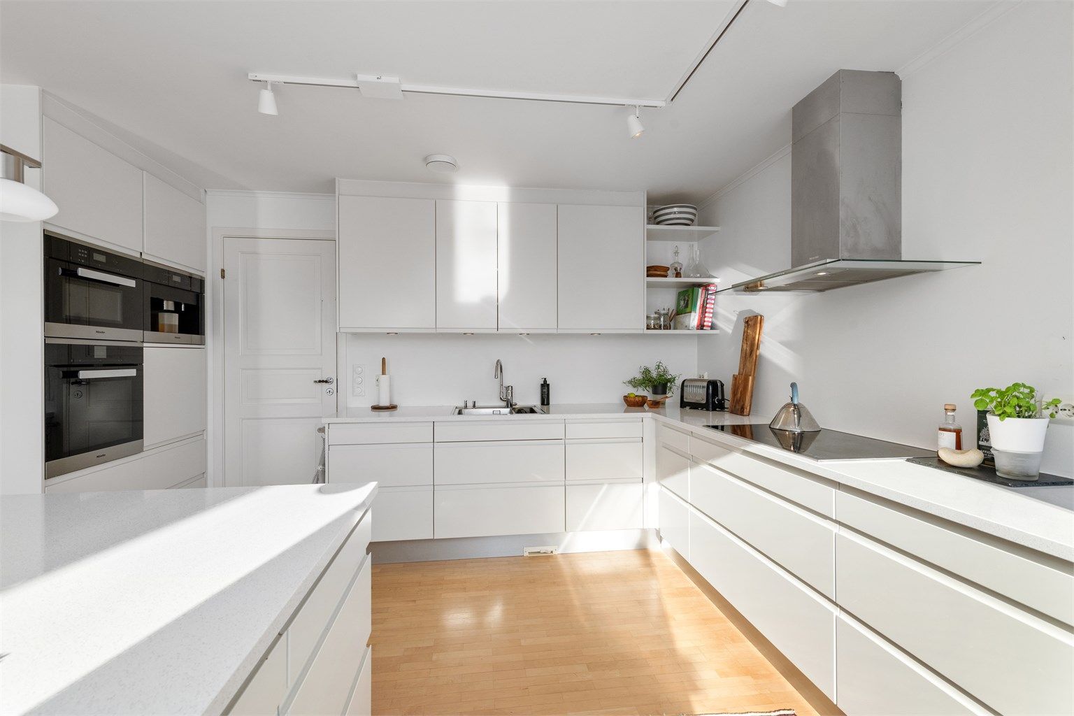Kjøkkenet er velutstyrt med integrerte hvitevarer fra Miele, inkludert to stekeovner og kaffemaskin, samt vinskap fra Cava