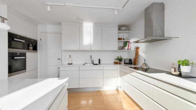 Kjøkkenet er velutstyrt med integrerte hvitevarer fra Miele, inkludert to stekeovner og kaffemaskin, samt vinskap fra Cava
