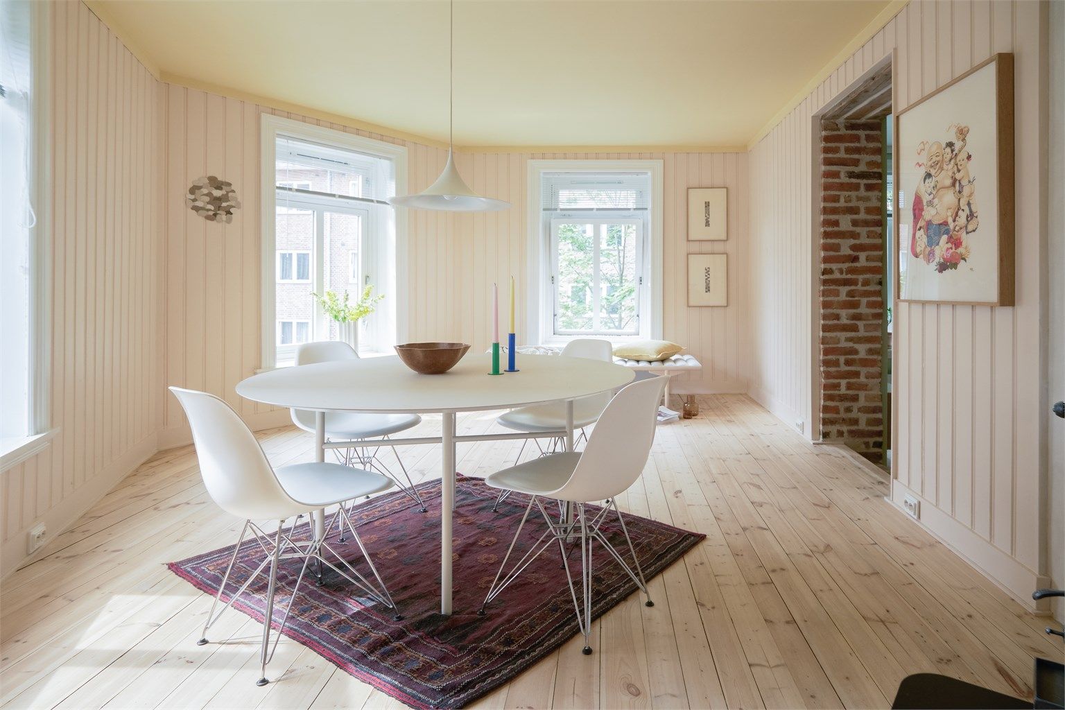 Boligen er formgitt med klassiske detaljer som original panel, slipte originale tregulv
og frilagt tegl, og malt i en moderne og historisk inspirert fargepalett.