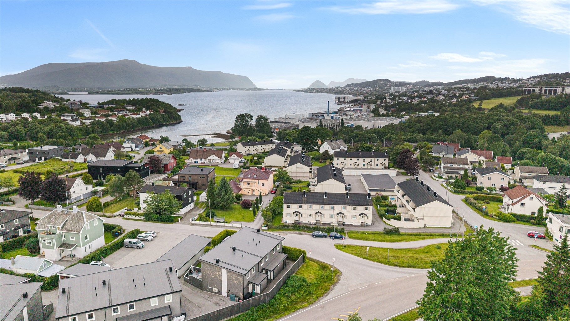Eiendommen ligger sentralt i et populært og etablert boligområde i Spjelkavika.