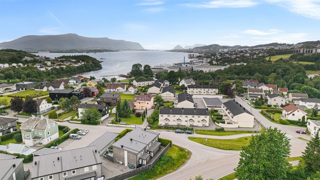 Eiendommen ligger sentralt i et populært og etablert boligområde i Spjelkavika.
