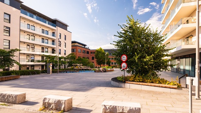 Fyrstikktorget ligger like ved med bilfrie plasser, sittebenker og grøntområder.