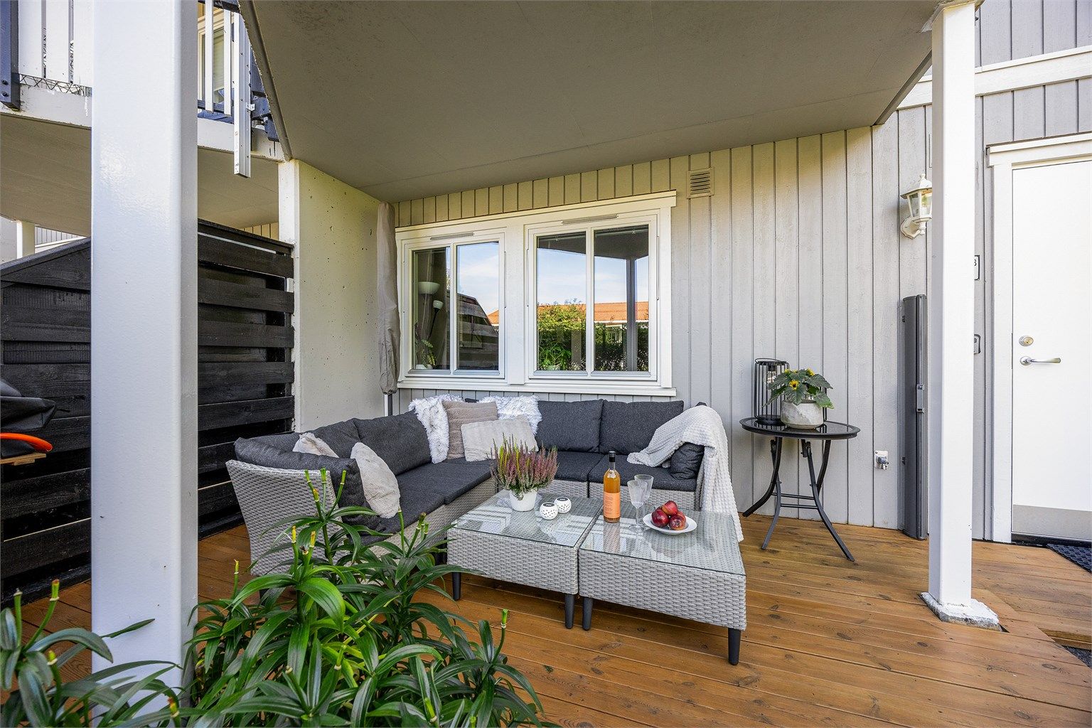 Romslig terrasse på 14 m² med god plass til en stor sittegruppe.