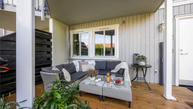 Romslig terrasse på 14 m² med god plass til en stor sittegruppe.