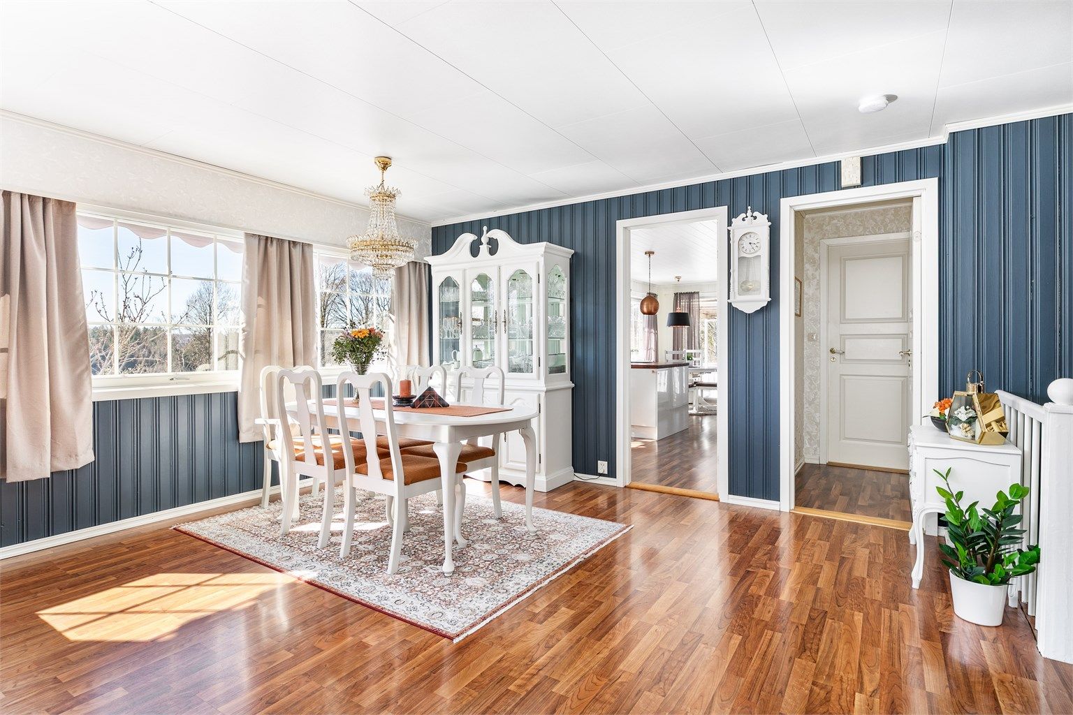 Første etasje domineres av de sosiale rommene stuen og kjøkkenet som til sammen tilbyr mye plass til felles opphold.