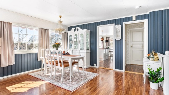 Første etasje domineres av de sosiale rommene stuen og kjøkkenet som til sammen tilbyr mye plass til felles opphold.