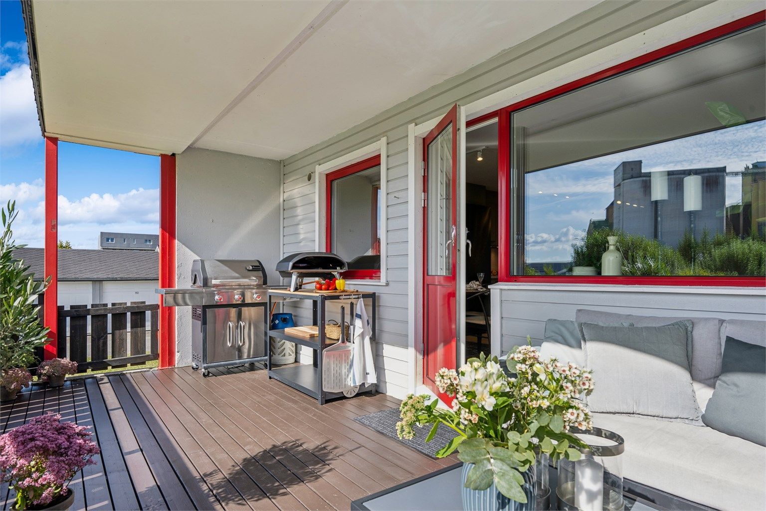 Flott terrasse med god plass til utemøblement. 