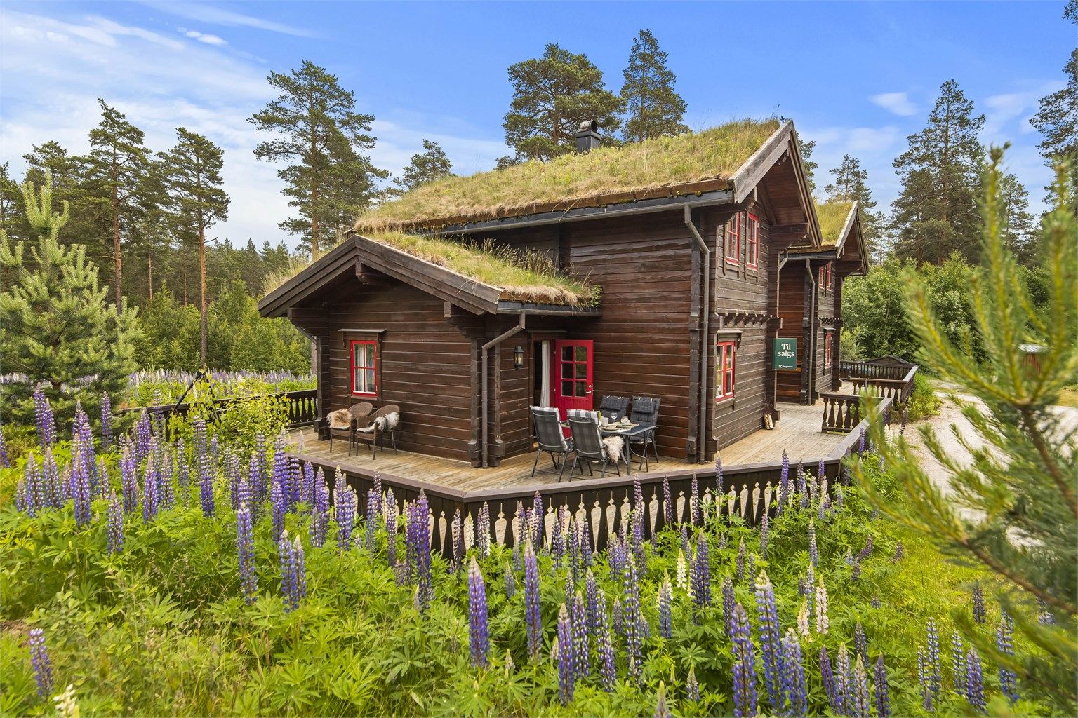Den store terrassen strekker seg rundt store deler av hytta.