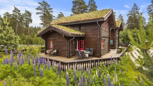 Den store terrassen strekker seg rundt store deler av hytta.
