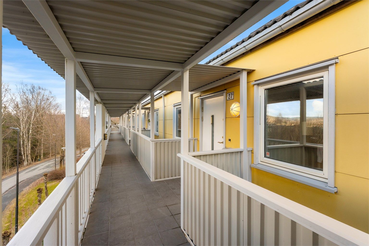 Boligen har egen inngang og heis fra garasjeplan til boligplan via svalgang
