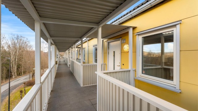 Boligen har egen inngang og heis fra garasjeplan til boligplan via svalgang