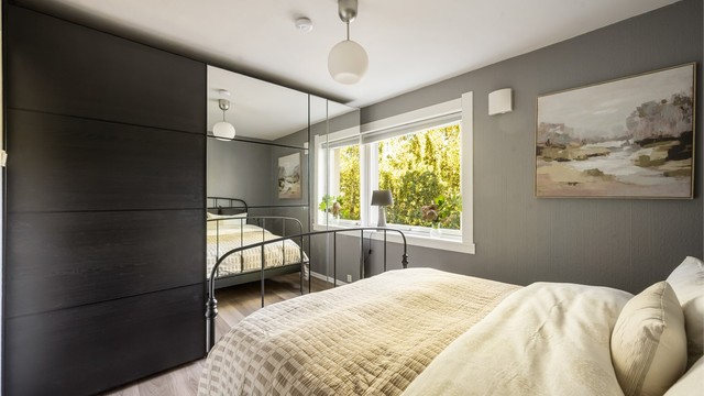 En stor skyvedørsgarderobe med speilfronter gir rikelig med oppbevaringsplass samtidig som speilflatene bidrar til en god romfølelse. Rommet har vindu mot grønne omgivelser.