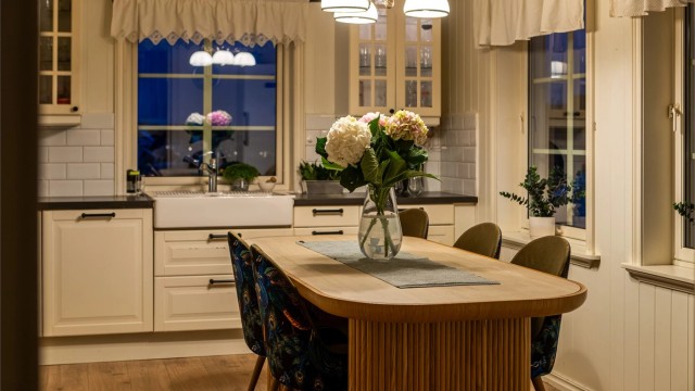 Kjøkkenet har også god plass til eget spisebord. Velkommen til bords.