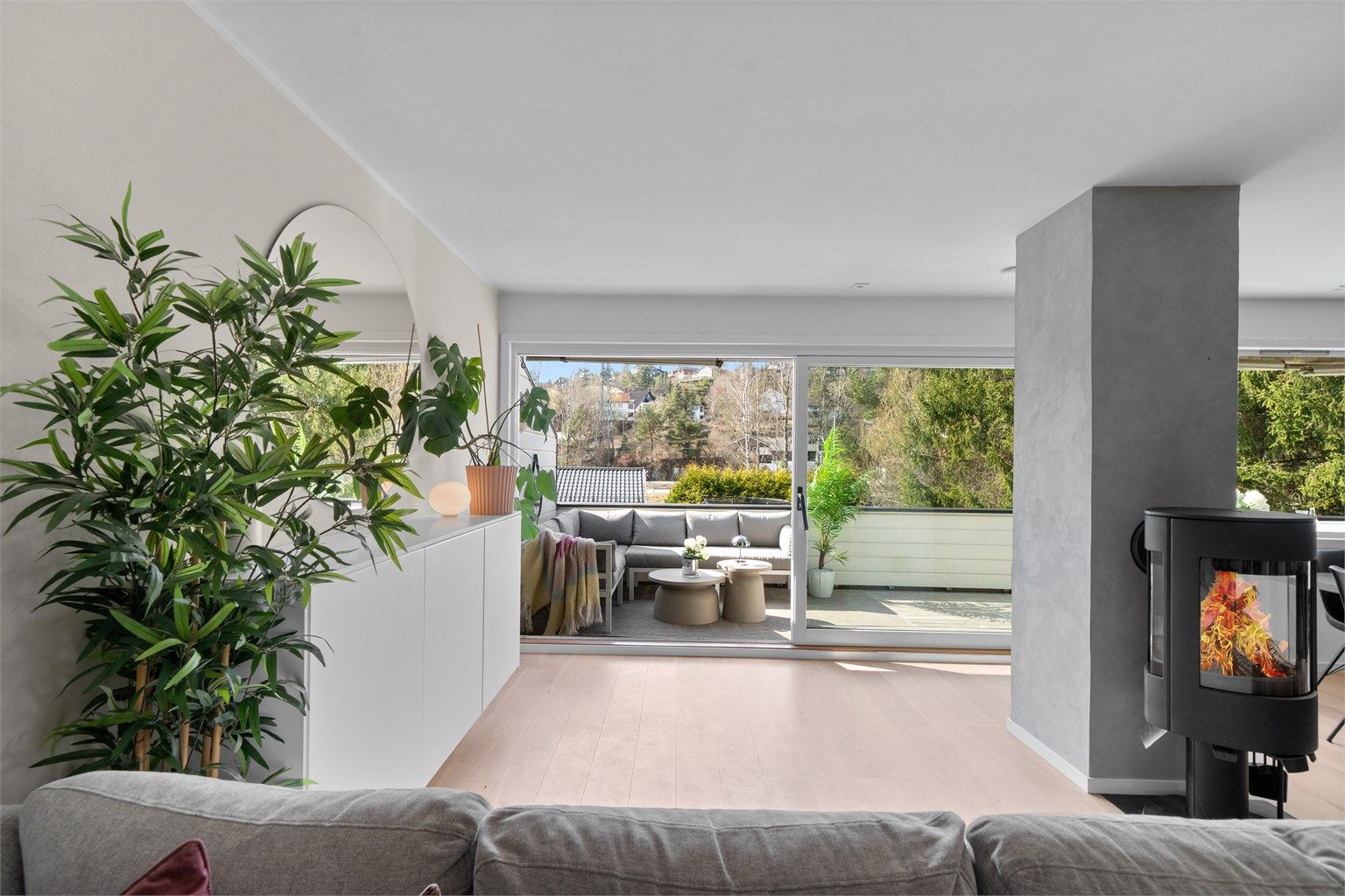 Stor skyvedør gir en luftig og åpen følelse i stuen.