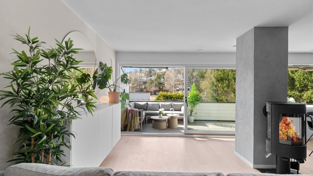 Stor skyvedør gir en luftig og åpen følelse i stuen.