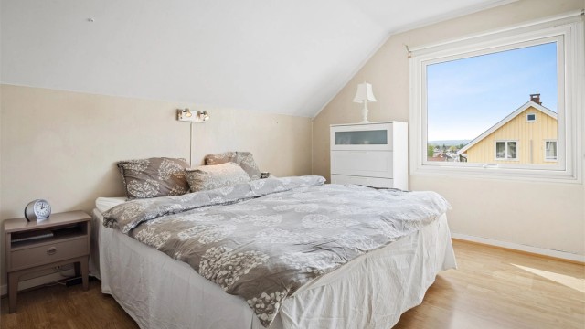Soverom 1 - med god plass til dobbeltseng og garderobeløsning