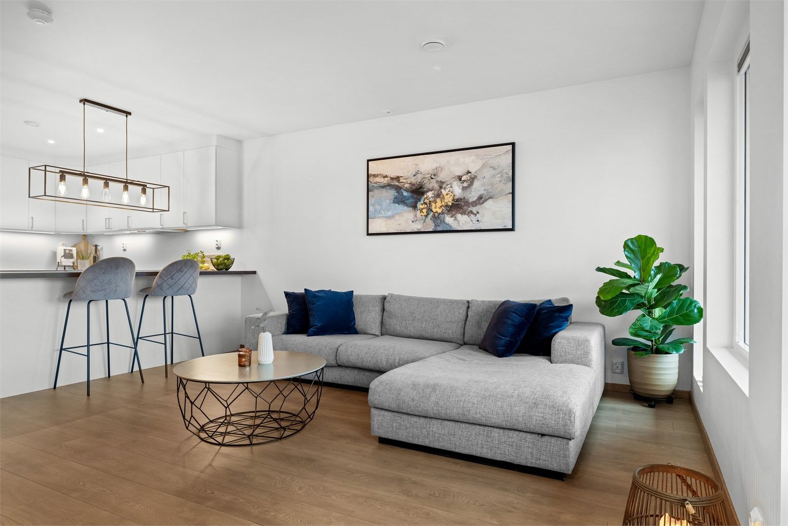 Stue og kjøkken har varmefolie i gulv for jevn temperatur.