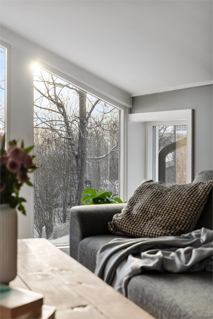 Vinduer med karmer av tre og to-lags glass ble installert i 2012.