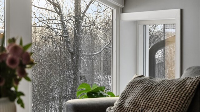 Vinduer med karmer av tre og to-lags glass ble installert i 2012.