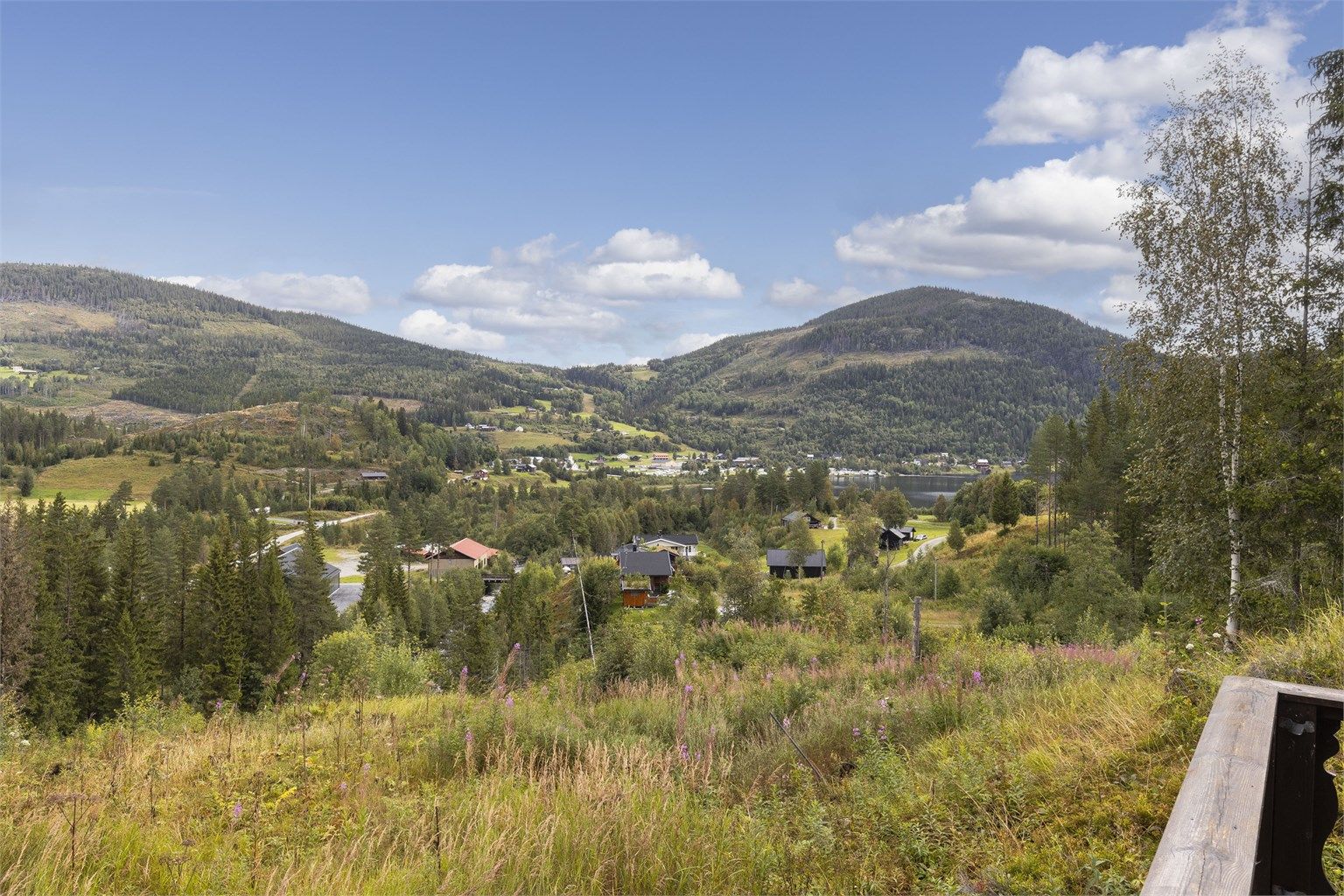 Flott utsikt til Bjårvatn og Tuddal sentrum