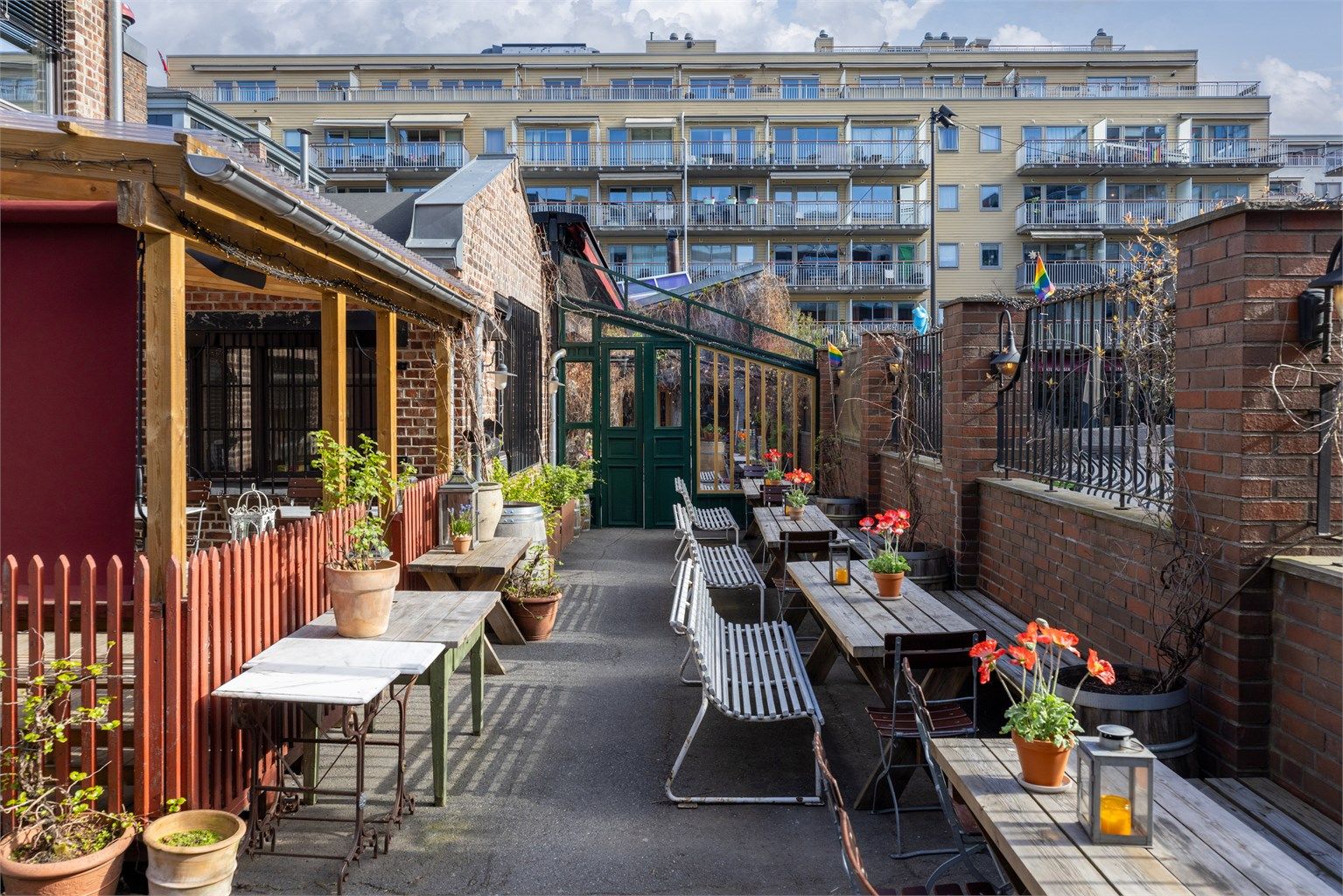 Området har et bredt utvalg av restauranter, spisesteder og barer, her ved populære Oslo Mekaniske. 